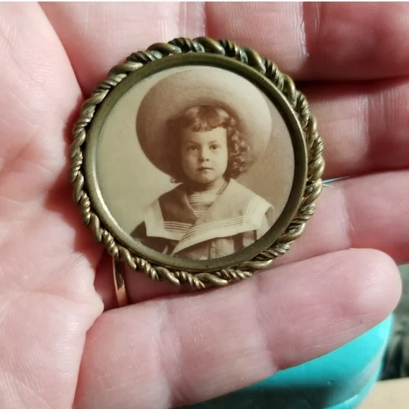 Antique photo brooch child sailor suit gold tone vintage pin vintage - Picture 2 of 7